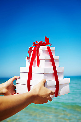 포토 JPG 주간 손 리본 바다 신체 하늘 선물 한명 사람 풍경 이벤트 해변 야외 신체부위 여름 선물상자 국내포토 자연요소 1 계절 상자 파일형식