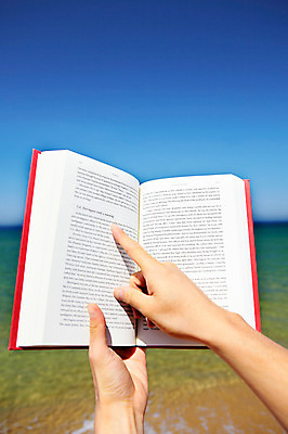 포토 JPG 주간 손 모래 바다 신체 하늘 한명 사람 풍경 해변 야외 신체부위 책 여름 모래사장 가리킴 국내포토 자연요소 1 계절 손짓 파일형식