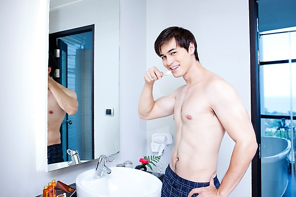 포토 JPG 주간 서양인 외국인 백인 해외기획촬영 라이프스타일 남자 선 2010년태국 맨라이프 창문 실내 한명 서기 미소 웃음 사람 상반신 20대 성인 라이프 옆모습 문 거울 욕실 양치 위생 칫솔 속옷 세면대 화장실 세미누드 팬티 사각팬티 남자만 남자한명만 성인남자만 청년만 청년남자만 청년남자한명만 성인한명만 성인남자한명만 성인만 국내포토 자연요소 1 옷 뷰포인트 모션 표정 인종 청년 내부 생활 위생용품 청결 누드 파일형식