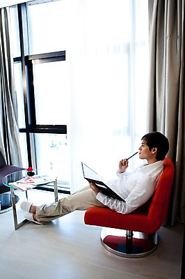 포토 JPG 주간 전신 서양인 외국인 백인 해외기획촬영 직업 라이프스타일 남자 2010년태국 맨라이프 가구 생각 의자 비즈니스 창문 탁자 슬리퍼 직장 실내 실내화 한명 사람 앉기 20대 성인 라이프 옆모습 책 소파 독서 필기구 펜 볼펜 업무 작업 커튼 직장인 비즈니스맨 작업실 잡지 문서 파일 사색 구상 남자만 남자한명만 성인남자만 청년만 청년남자만 청년남자한명만 성인한명만 성인남자한명만 성인만 국내포토 자연요소 1 뷰포인트 생활용품 신발 회사 모션 문구용품 인종 청년 내부 생활 간행물 파일형식