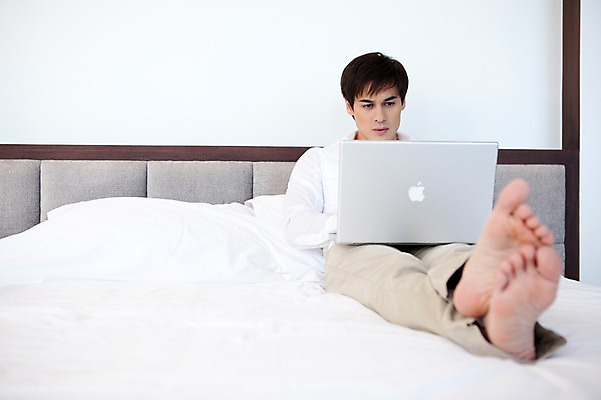 포토 JPG 전신 서양인 외국인 백인 해외기획촬영 직업 라이프스타일 남자 2010년태국 맨라이프 비즈니스 침구 발 실내 한명 사람 앉기 20대 성인 라이프 노트북 전자제품 컴퓨터 이불 침대 업무 작업 직장인 비즈니스맨 작업실 발가락 남자만 남자한명만 성인남자만 청년만 청년남자만 청년남자한명만 성인한명만 성인남자한명만 성인만 국내포토 1 가구 모션 인종 청년 내부 생활 신체부위 파일형식