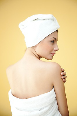 포토 JPG 서양인 외국인 백인 모델 해외기획촬영 우먼라이프 라이프스타일 웰빙 여자 2010년태국 포즈 실내 한명 사람 상반신 20대 성인 라이프 뒷모습 수건 뷰티 목욕 등 가운 목욕가운 위생 의료성형뷰티 여자만 여자한명만 성인여자만 청년만 청년여자만 성인한명만 청년여자한명만 성인여자한명만 성인만 국내포토 1 옷 뷰포인트 인종 청년 내부 생활 신체부위 위생용품 청결 파일형식