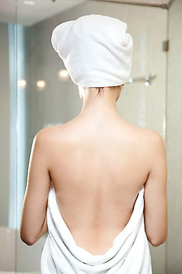 포토 JPG 서양인 외국인 백인 모델 해외기획촬영 우먼라이프 라이프스타일 웰빙 여자 2010년태국 포즈 실내 한명 사람 상반신 20대 성인 라이프 뒷모습 수건 뷰티 목욕 욕실 등 가운 목욕가운 위생 화장실 의료성형뷰티 여자만 여자한명만 성인여자만 청년만 청년여자만 성인한명만 청년여자한명만 성인여자한명만 성인만 국내포토 1 옷 뷰포인트 인종 청년 내부 생활 신체부위 위생용품 청결 파일형식