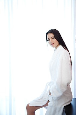 포토 JPG 주간 전신 서양인 외국인 백인 모델 해외기획촬영 우먼라이프 라이프스타일 웰빙 여자 여유 2010년태국 포즈 창문 휴식 실내 한명 사람 앉기 20대 성인 취미 라이프 옆모습 가운 목욕가운 커튼 여자만 여자한명만 성인여자만 청년만 청년여자만 성인한명만 청년여자한명만 성인여자한명만 성인만 국내포토 자연요소 1 옷 감정 뷰포인트 컨셉 모션 인종 청년 내부 생활 파일형식