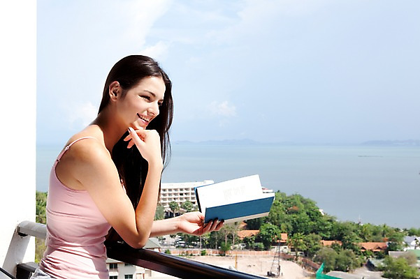 포토 JPG 주간 서양인 외국인 나무 식물 백인 구름 모델 해외기획촬영 우먼라이프 라이프스타일 건축물 여자 건축 여유 2010년태국 바다 난간 하늘 휴식 한명 미소 웃음 사람 풍경 빌딩 상반신 20대 성인 취미 야외 건물 라이프 옆모습 책 독서 발코니 여자만 여자한명만 성인여자만 청년만 청년여자만 성인한명만 청년여자한명만 성인여자한명만 성인만 국내포토 자연요소 1 감정 뷰포인트 컨셉 표정 인종 청년 생활 파일형식
