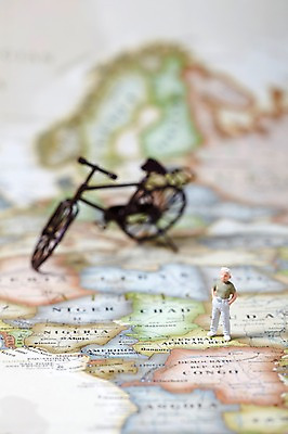 포토 JPG 스튜디오촬영 해외 노년 남자 나라 교통수단 해외여행 여행 세계지도 지도 아프리카 실내 사람 사람없음 관광지 세계 모형 자전거 미니어처 피규어 세계여행 오브젝트 남자만 성인남자만 노인만 성인만 노인남자만 국내포토 교통 성인 내부 바이크 파일형식