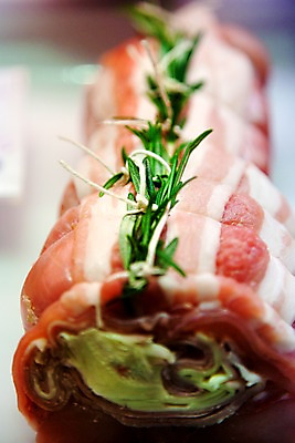 포토 JPG 해외 유럽 음식 실내 육류 돼지고기 요리 근접촬영 사람없음 새싹 이탈리아 피렌체 국내포토 식물 나라 뷰포인트 식재료 내부 파일형식