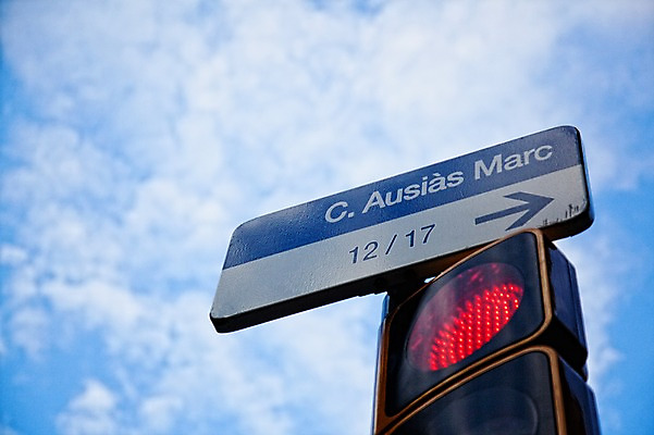 포토 JPG 주간 구름 해외풍경 해외 유럽 화살표 유럽풍경 하늘 풍경 사람없음 야외 관광지 도시 표지판 스페인 신호등 오브젝트 바르셀로나 적신호 스페인문화 국내포토 자연요소 나라 여행 알림판 유럽문화 파일형식