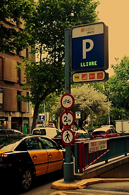 포토 JPG 주간 나무 식물 해외풍경 해외 유럽 도로 유럽풍경 자동차 거리 풍경 사람없음 야외 관광지 도시 표지판 스페인 가로수 주차장 바르셀로나 스페인문화 국내포토 자연요소 나라 길 육상교통 여행 교통시설 알림판 유럽문화 파일형식