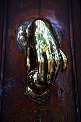 포토 JPG 주간 해외풍경 해외 유럽 유럽풍경 출입구 풍경 근접촬영 사람없음 야외 관광지 문 초인종 스페인 손모양 바르셀로나 스페인문화 국내포토 자연요소 모양 나라 뷰포인트 여행 종 유럽문화 파일형식 손_신체부위