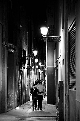포토 JPG 해외풍경 해외 커플 여자 남자 유럽 야경 가로등 유럽풍경 어깨동무 흑백 사람 성인 야외 건물 뒷모습 관광지 도시 스페인 골목길 바르셀로나 스페인문화 성인만 국내포토 건축물 공공시설 나라 길 뷰포인트 여행 포즈 관계 촬영기법 풍경 야간 유럽문화 파일형식 풍경_경치