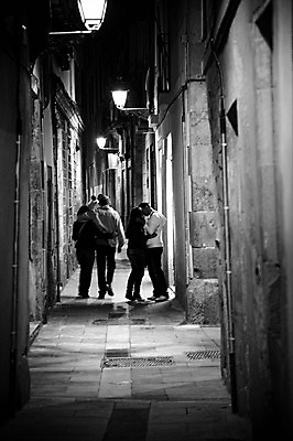 포토 JPG 해외풍경 해외 커플 여자 남자 유럽 야경 가로등 유럽풍경 키스 흑백 사람 성인 야외 건물 옆모습 뒷모습 관광지 도시 스페인 골목길 바르셀로나 스페인문화 성인만 국내포토 건축물 공공시설 나라 길 뷰포인트 여행 관계 촬영기법 풍경 야간 애정표현 유럽문화 파일형식 풍경_경치