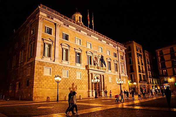 포토 JPG 해외풍경 해외 건축물 유럽 야경 가로등 유럽풍경 사람 야외 건물 관광지 도시 보행자 스페인 광장 바르셀로나 시청 산하우메광장 스페인문화 국내포토 공공시설 건축 나라 여행 풍경 야간 관공서 유럽문화 파일형식 풍경_경치