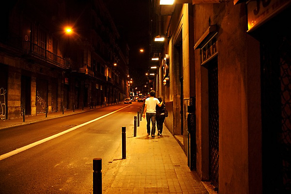 포토 JPG 전신 해외풍경 해외 커플 여자 남자 유럽 도로 한쌍 야경 가로등 유럽풍경 거리 사람 야외 뒷모습 관광지 걷기 도시 스페인 바르셀로나 스페인문화 국내포토 공공시설 나라 길 뷰포인트 여행 관계 교통시설 모션 풍경 야간 유럽문화 파일형식 풍경_경치