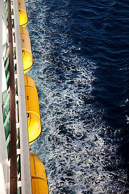 포토 JPG 주간 해외풍경 교통수단 파도 바다 수상교통 풍경 사람없음 야외 급류 크루즈 구명보트 선박 국내포토 자연요소 해외 교통 배_교통 안전장비 파일형식