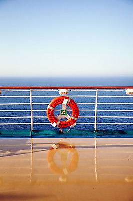 포토 JPG 주간 해외풍경 시설물 바다 하늘 풍경 사람없음 야외 크루즈 지중해 튜브 선상 선박 구명부환 국내포토 자연요소 해외 건축물 수상교통 배_교통 안전장비 파일형식