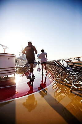 포토 JPG 주간 전신 해외 여자 남자 유럽풍경 그림자 사람 풍경 야외 두명 뒷모습 달리기 조깅 크루즈 선상 선박 국내포토 자연요소 유럽 뷰포인트 수상교통 배_교통 모션 운동 파일형식