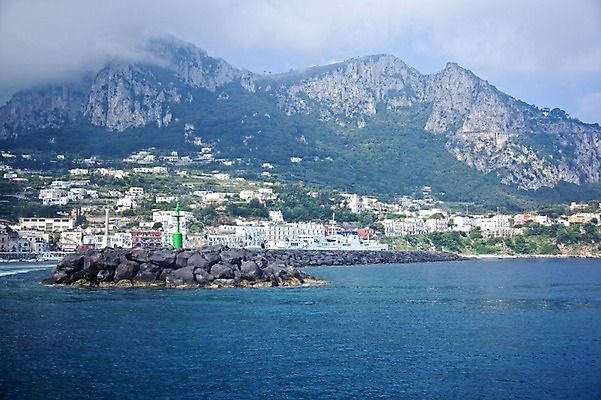 포토 JPG 주간 구름 해외풍경 해외 유럽 바다 유럽풍경 하늘 산 등대 풍경 해변 사람없음 야외 관광지 마을 항구 이탈리아 도시 지중해 방파제 이탈리아문화 카프리 카프리섬 국내포토 자연요소 공공시설 나라 섬 여행 교통시설 유럽문화 파일형식