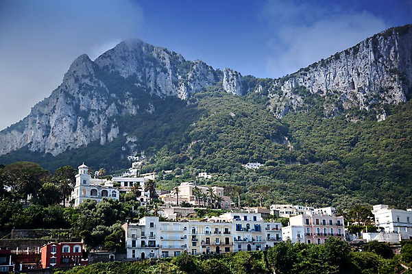 포토 JPG 주간 구름 해외풍경 해외 유럽 유럽풍경 하늘 산 풍경 사람없음 야외 건물 관광지 마을 이탈리아 도시 이탈리아문화 카프리 카프리섬 국내포토 자연요소 건축물 나라 섬 여행 유럽문화 파일형식