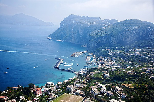 포토 JPG 주간 구름 해외풍경 해외 유럽 바다 섬 유럽풍경 하늘 풍경 사람없음 야외 관광지 마을 항구 이탈리아 도시 이탈리아문화 마리나그란데 아나카프리 카프리 국내포토 자연요소 나라 여행 교통시설 유럽문화 파일형식