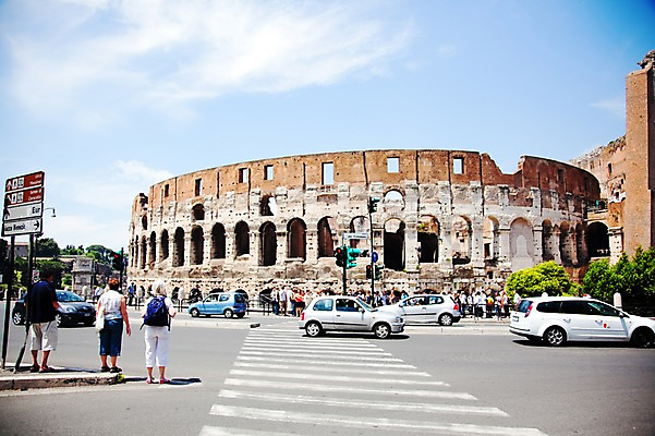 포토 JPG 주간 구름 해외풍경 해외 건축물 건축 유럽 도로 고건축 유럽풍경 자동차 하늘 유럽건축 거리 풍경 야외 관광지 여행객 이탈리아 세계문화유산 도시 표지판 횡단보도 신호등 로마 이탈리아문화 콜로세움 국내포토 자연요소 나라 길 육상교통 여행 서양건축 교통시설 알림판 사람 문화재 보행로 유럽문화 파일형식