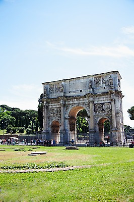 포토 JPG 주간 구름 해외풍경 해외 건축물 건축 유럽 고건축 유럽풍경 하늘 유럽건축 풍경 잔디 초원 야외 관광지 여행객 이탈리아 세계문화유산 도시 로마 이탈리아문화 개선문 국내포토 자연요소 식물 나라 여행 서양건축 사람 문화재 유럽문화 파일형식