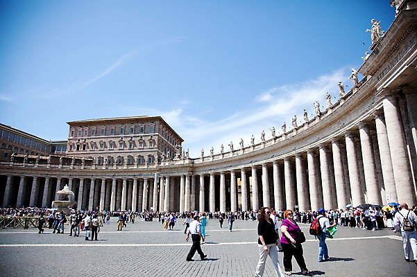 포토 JPG 주간 구름 해외풍경 해외 건축물 건축 유럽 고건축 유럽풍경 하늘 유럽건축 풍경 야외 관광지 여행객 이탈리아 세계문화유산 기둥 도시 로마 이탈리아문화 광장 성베드로광장 국내포토 자연요소 나라 여행 서양건축 사람 문화재 유럽문화 파일형식