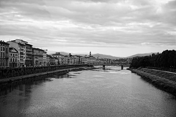 포토 JPG 주간 구름 해외풍경 해외 건축물 건축 유럽 고건축 유럽풍경 하늘 유럽건축 주택 흑백 풍경 사람없음 야외 건물 관광지 강 이탈리아 도시 강가 이탈리아문화 베키오의다리 피렌체 가교 국내포토 자연요소 나라 여행 서양건축 촬영기법 유럽문화 파일형식