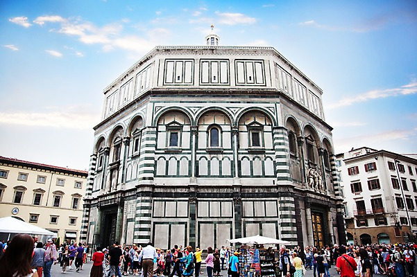포토 JPG 주간 구름 해외풍경 해외 건축물 건축 유럽 고건축 유럽풍경 하늘 유럽건축 풍경 여러명 야외 건물 관광지 성당 여행객 이탈리아 도시 보행자 이탈리아문화 바실리카성당 산조반니세례당 피렌체 국내포토 자연요소 나라 여행 다수 서양건축 종교건축 사람 유럽문화 파일형식
