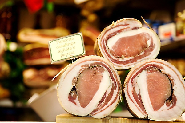 포토 JPG 해외 유럽 실내 육류 돼지고기 사람없음 상점 이탈리아 이름표 햄 가격표 피렌체 하몽 국내포토 나라 식재료 내부 파일형식