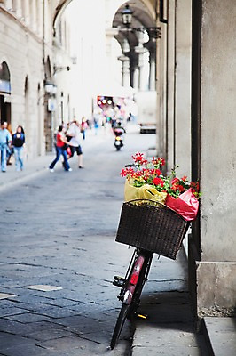 포토 JPG 주간 해외풍경 해외 유럽 길 꽃다발 유럽풍경 거리 사람 풍경 야외 건물 관광지 자전거 이탈리아 기둥 도시 보행자 이탈리아문화 피렌체 국내포토 자연요소 건축물 건축 꽃 나라 여행 바이크 유럽문화 파일형식