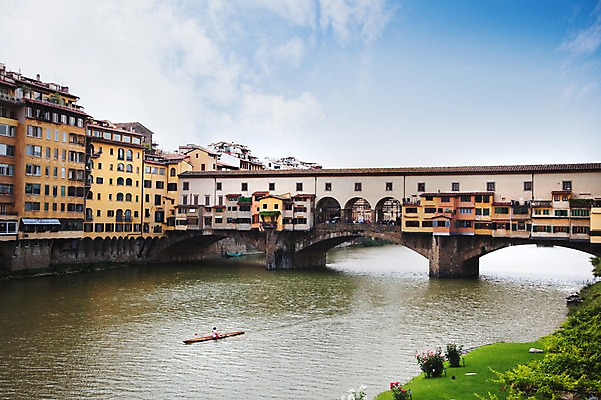 포토 JPG 주간 구름 해외풍경 해외 건축물 건축 유럽 고건축 유럽풍경 하늘 유럽건축 주택 풍경 야외 건물 관광지 강 이탈리아 도시 이탈리아문화 베키오의다리 피렌체 가교 선박 국내포토 자연요소 나라 여행 수상교통 서양건축 유럽문화 파일형식