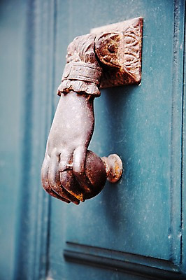 포토 JPG 주간 해외풍경 해외 시설물 유럽 유럽풍경 출입구 풍경 사람없음 야외 관광지 조형물 문 프랑스 초인종 도시 손모양 프랑스문화 니스 국내포토 자연요소 모양 건축물 나라 여행 미술 종 유럽문화 파일형식 손_신체부위