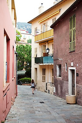 포토 JPG 주간 전신 해외풍경 해외 여자 유럽 유럽풍경 거리 주택 사람 풍경 야외 건물 뒷모습 관광지 걷기 프랑스 도시 보행자 골목길 프랑스문화 빌프랑쉐 여자만 국내포토 자연요소 건축물 나라 길 뷰포인트 여행 모션 유럽문화 파일형식