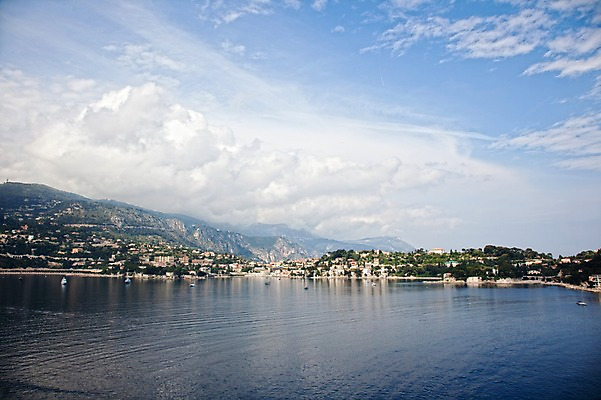 포토 JPG 주간 구름 해외풍경 해외 유럽 물결 바다 유럽풍경 하늘 산 풍경 사람없음 야외 관광지 프랑스 도시 프랑스문화 빌프랑쉐 선박 국내포토 자연요소 나라 여행 수상교통 유럽문화 파일형식