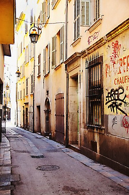 포토 JPG 주간 해외풍경 해외 유럽 벽 가로등 유럽풍경 거리 풍경 사람없음 야외 건물 관광지 프랑스 도시 골목길 낙서 프랑스문화 국내포토 자연요소 건축물 공공시설 나라 길 여행 유럽문화 파일형식