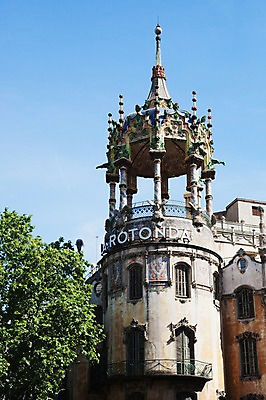 포토 JPG 주간 나무 식물 해외풍경 해외 건축물 건축 유럽 고건축 유럽풍경 창문 유럽건축 나뭇잎 풍경 사람없음 야외 건물 관광지 탑 발코니 도시 성 스페인 바르셀로나 구시가지 스페인문화 국내포토 자연요소 나라 여행 잎 서양건축 유럽문화 파일형식