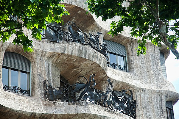포토 JPG 주간 나무 식물 해외풍경 해외 건축물 건축 유럽 고건축 잎 유럽풍경 창문 유럽건축 나뭇잎 풍경 사람없음 야외 건물 관광지 세계문화유산 발코니 도시 스페인 바르셀로나 까사밀라 스페인문화 안토니오가우디 국내포토 자연요소 나라 여행 서양건축 문화재 유럽문화 파일형식