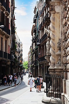 포토 JPG 주간 구름 해외풍경 해외 건축물 유럽 유럽풍경 하늘 거리 풍경 야외 건물 뒷모습 관광지 도시 보행자 스페인 바르셀로나 구시가지 람블라스 람블라스거리 스페인문화 국내포토 자연요소 건축 나라 뷰포인트 여행 유럽문화 파일형식