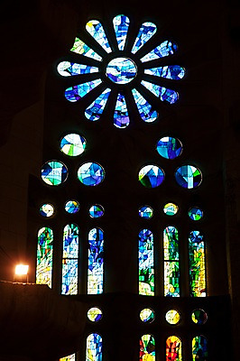 포토 JPG 주간 해외풍경 해외 유럽 유럽풍경 창문 조명 실내 풍경 사람없음 관광지 성당 세계문화유산 도시 스페인 스테인드글라스 바르셀로나 가우디 사그라다파밀리아 성가족성당 스페인문화 안토니오가우디 국내포토 자연요소 나라 여행 종교건축 유리 내부 문화재 유럽문화 파일형식