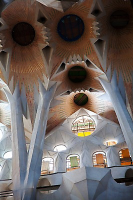 포토 JPG 주간 해외풍경 해외 건축물 유럽 유럽풍경 창문 실내 풍경 사람없음 관광지 조형물 세계문화유산 기둥 도시 스페인 천장 바르셀로나 가우디 사그라다파밀리아 성가족성당 스페인문화 안토니오가우디 국내포토 자연요소 건축 나라 여행 미술 내부 성당 문화재 유럽문화 파일형식
