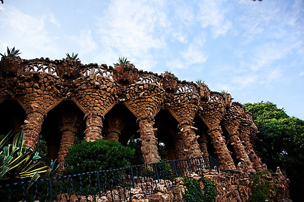 포토 JPG 주간 구름 해외풍경 해외 건축물 건축 유럽 고건축 유럽풍경 하늘 유럽건축 풍경 사람없음 야외 관광지 울타리 세계문화유산 돌_바위 바위 기둥 도시 스페인 숲 바르셀로나 구엘공원 스페인문화 안토니오가우디 국내포토 자연요소 공원 나라 여행 서양건축 담장 문화재 유럽문화 파일형식