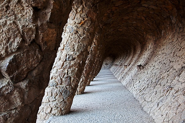 포토 JPG 주간 해외풍경 해외 건축물 유럽 길 유럽풍경 풍경 사람없음 야외 관광지 산책로 세계문화유산 돌_바위 기둥 도시 스페인 통로 바르셀로나 구엘공원 스페인문화 안토니오가우디 국내포토 자연요소 공원 건축 나라 여행 문화재 유럽문화 파일형식