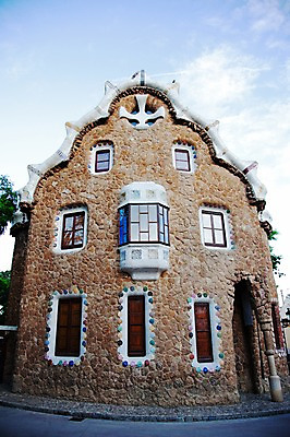 포토 JPG 주간 구름 해외풍경 해외 건축물 건축 유럽 고건축 유럽풍경 창문 하늘 유럽건축 주택 풍경 사람없음 야외 건물 관광지 세계문화유산 도시 스페인 바르셀로나 가우디 구엘공원 스페인문화 안토니오가우디 국내포토 자연요소 공원 나라 여행 서양건축 문화재 유럽문화 파일형식