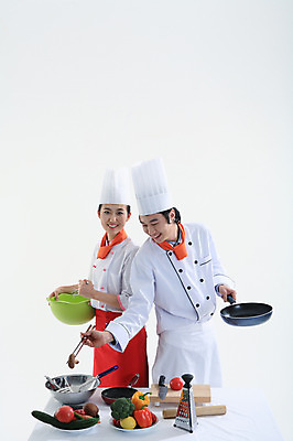 포토 JPG 스튜디오촬영 직업 접시 여자 남자 음식 포즈 토마토 채소 식재료 젓가락 모션 고추 탁자 주방용품 오이 파프리카 도마 실내 파슬리 요리사모자 요리 미소 웃음 사람 동양인 상반신 20대 성인 두명 주방장 요리사 앞치마 한국인 프라이팬 칼 조리복 거품기 밀대 청년만 성인만 국내포토 모자_잡화 식기 가구 생활용품 유니폼 수저 표정 인종 청년 내부 파일형식