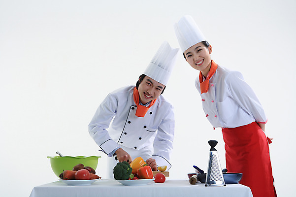 포토 JPG 스튜디오촬영 직업 접시 여자 남자 음식 포즈 토마토 채소 식재료 모션 고추 탁자 주방용품 파프리카 실내 파슬리 요리사모자 요리 미소 웃음 사람 동양인 상반신 20대 성인 두명 주방장 요리사 앞치마 당근 한국인 프라이팬 칼 조리복 청년만 성인만 국내포토 모자_잡화 식기 가구 생활용품 유니폼 뿌리채소 표정 인종 청년 내부 파일형식