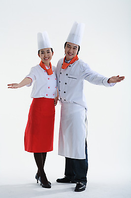 포토 JPG 스튜디오촬영 전신 직업 여자 남자 포즈 모션 안내 실내 요리사모자 미소 웃음 사람 동양인 손짓 20대 성인 두명 주방장 요리사 앞치마 한국인 조리복 청년만 성인만 국내포토 모자_잡화 유니폼 표정 인종 청년 내부 파일형식