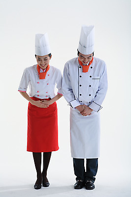 포토 JPG 스튜디오촬영 전신 직업 여자 남자 포즈 모션 실내 요리사모자 미소 웃음 사람 동양인 20대 성인 두명 주방장 요리사 앞치마 한국인 인사 조리복 청년만 성인만 국내포토 모자_잡화 유니폼 표정 인종 청년 내부 예절 파일형식