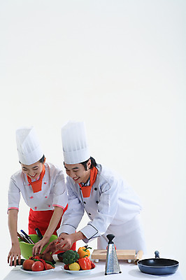 포토 JPG 스튜디오촬영 직업 접시 여자 남자 음식 포즈 토마토 채소 식재료 모션 고추 주방용품 파프리카 실내 파슬리 요리사모자 요리 미소 웃음 사람 동양인 상반신 20대 성인 두명 주방장 요리사 앞치마 한국인 프라이팬 칼 조리복 청년만 성인만 국내포토 모자_잡화 식기 생활용품 유니폼 표정 인종 청년 내부 파일형식
