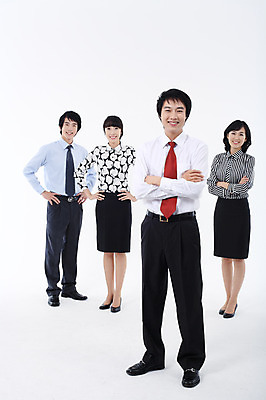 포토 JPG 스튜디오촬영 전신 여자 남자 허리손 포즈 비즈니스 모션 협력 실내 서기 미소 웃음 사람 동양인 정장 여러명 20대 성인 비즈니스라이프 팔짱 한국인 직장인 비즈니스맨 비즈니스우먼 동료 리더 청년만 성인만 팀장 국내포토 직업 라이프스타일 옷 다수 관계 표정 인종 청년 내부 파일형식
